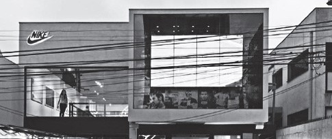 Façade de la boutique Nike, béton et baie vitrée