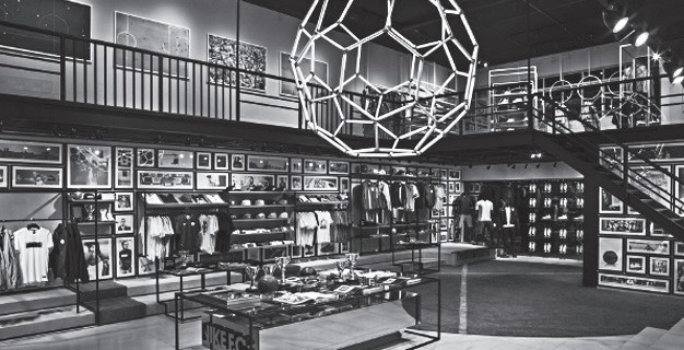 Intérieur de la boutique Nike sur deux niveaux